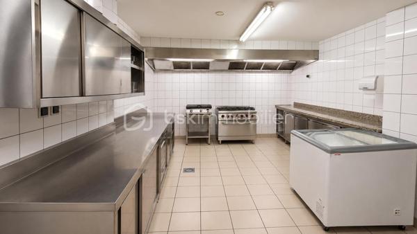 Fonds de commerce Bar – Restaurant – PMU – Française des Jeux à vendre – Marckolsheim

**Emplacement n°1 – Centre-ville – Licence IV – 80 places intérieures – 80 places en terrasse – Piste de pétanque – Jeux de fléchettes**

Situé au cœur du **centre-ville de Marckolsheim**, ce fonds de commerce bénéficie d'un emplacement stratégique offrant une excellente visibilité et une clientèle fidèle depuis de nombreuses années.

Exploité en **bar, restaurant, PMU et Française des Jeux**, cet établissement reconnu jouit d'une excellente réputation locale et d'un fort potentiel de développement.

Développant environ **120 m² de surface commerciale**, complétés par **40 m² de surfaces annexes**, il offre un outil de travail complet, parfaitement entretenu et immédiatement exploitable.

## L'établissement comprend :

* Une salle principale de restauration ;
* Une seconde salle permettant d'augmenter la capacité d'accueil ;
* Un espace bar convivial ;
* Une cuisine professionnelle entièrement équipée ;
* Un espace plonge indépendant ;
* **Une chambre froide** ;
* Des espaces de stockage ;
* Un vestiaire et un local personnel ;
* Des sanitaires pour la clientèle et le personnel.

### Capacité d'accueil

* **Environ 80 places assises à l'intérieur** ;
* **Environ 80 places assises en terrasse**, réparties entre une terrasse couverte et une terrasse extérieure.

## Des espaces de convivialité qui font la différence

L'établissement dispose de nombreux atouts particulièrement appréciés de la clientèle :

* Une **terrasse couverte**, exploitable une grande partie de l'année ;
* Une **terrasse extérieure** idéale durant la belle saison ;
* Une **piste de pétanque**, parfaite pour les animations et les moments conviviaux ;
* Un **espace de jeux de fléchettes**, très apprécié des habitués et propice à l'organisation de tournois.

Ces équipements renforcent l'attractivité de l'établissement et participent à la fidélisation de la clientèle.

## Confort

* **Chauffage par climatisation réversible**, assurant un confort optimal été comme hiver.

## Les points forts

✔ Emplacement premium en centre-ville
✔ **Licence IV incluse dans la cession**
✔ Activités : **Bar – Restaurant – PMU – Française des Jeux**
✔ Environ **120 m²** de surface commerciale et **40 m²** de surfaces annexes
✔ **80 places intérieures**
✔ **80 places en terrasse**
✔ Cuisine professionnelle entièrement équipée
✔ **Chambre froide**
✔ Climatisation réversible (chauffage et rafraîchissement)
✔ Deux terrasses, dont une couverte
✔ Piste de pétanque
✔ Jeux de fléchettes
✔ Matériel d'exploitation en place
✔ Établissement entretenu et immédiatement exploitable
✔ Clientèle fidèle et excellente notoriété locale

## Conditions d'exploitation

* **Loyer : 1 800 € net de TVA par mois**
* Bail commercial en cours
* Reprise immédiate possible

**Possibilité d'acquérir également les murs commerciaux**, selon conditions et prix distincts.

Cette affaire constitue une opportunité rare pour un professionnel souhaitant reprendre un établissement clé en main, bénéficiant d'une excellente visibilité, d'une clientèle fidèle et d'un fort potentiel de développement.

**Dossier complet (chiffre d'affaires et renseignements complémentaires) disponible sur demande.**

📞 **Pour plus d'informations ou organiser une visite, contactez votre conseiller BSK Immobilier, Sylvain SCHRAMM.**

**Les informations sur les risques auxquels ce bien est exposé sont disponibles sur le site Géorisques : [www.georisques.gouv.fr](http://www.georisques.gouv.fr).**