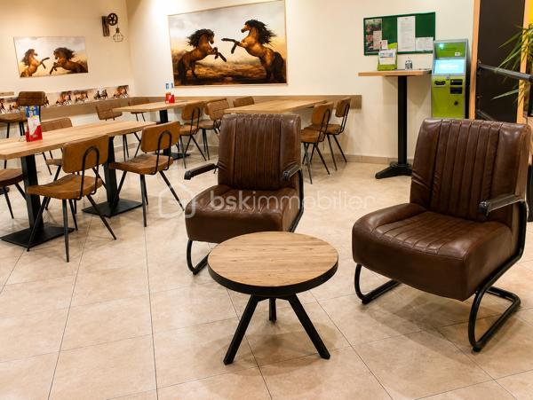 Fonds de commerce Bar – Restaurant – PMU – Française des Jeux à vendre – Marckolsheim

**Emplacement n°1 – Centre-ville – Licence IV – 80 places intérieures – 80 places en terrasse – Piste de pétanque – Jeux de fléchettes**

Situé au cœur du **centre-ville de Marckolsheim**, ce fonds de commerce bénéficie d'un emplacement stratégique offrant une excellente visibilité et une clientèle fidèle depuis de nombreuses années.

Exploité en **bar, restaurant, PMU et Française des Jeux**, cet établissement reconnu jouit d'une excellente réputation locale et d'un fort potentiel de développement.

Développant environ **120 m² de surface commerciale**, complétés par **40 m² de surfaces annexes**, il offre un outil de travail complet, parfaitement entretenu et immédiatement exploitable.

## L'établissement comprend :

* Une salle principale de restauration ;
* Une seconde salle permettant d'augmenter la capacité d'accueil ;
* Un espace bar convivial ;
* Une cuisine professionnelle entièrement équipée ;
* Un espace plonge indépendant ;
* **Une chambre froide** ;
* Des espaces de stockage ;
* Un vestiaire et un local personnel ;
* Des sanitaires pour la clientèle et le personnel.

### Capacité d'accueil

* **Environ 80 places assises à l'intérieur** ;
* **Environ 80 places assises en terrasse**, réparties entre une terrasse couverte et une terrasse extérieure.

## Des espaces de convivialité qui font la différence

L'établissement dispose de nombreux atouts particulièrement appréciés de la clientèle :

* Une **terrasse couverte**, exploitable une grande partie de l'année ;
* Une **terrasse extérieure** idéale durant la belle saison ;
* Une **piste de pétanque**, parfaite pour les animations et les moments conviviaux ;
* Un **espace de jeux de fléchettes**, très apprécié des habitués et propice à l'organisation de tournois.

Ces équipements renforcent l'attractivité de l'établissement et participent à la fidélisation de la clientèle.

## Confort

* **Chauffage par climatisation réversible**, assurant un confort optimal été comme hiver.

## Les points forts

✔ Emplacement premium en centre-ville
✔ **Licence IV incluse dans la cession**
✔ Activités : **Bar – Restaurant – PMU – Française des Jeux**
✔ Environ **120 m²** de surface commerciale et **40 m²** de surfaces annexes
✔ **80 places intérieures**
✔ **80 places en terrasse**
✔ Cuisine professionnelle entièrement équipée
✔ **Chambre froide**
✔ Climatisation réversible (chauffage et rafraîchissement)
✔ Deux terrasses, dont une couverte
✔ Piste de pétanque
✔ Jeux de fléchettes
✔ Matériel d'exploitation en place
✔ Établissement entretenu et immédiatement exploitable
✔ Clientèle fidèle et excellente notoriété locale

## Conditions d'exploitation

* **Loyer : 1 800 € net de TVA par mois**
* Bail commercial en cours
* Reprise immédiate possible

**Possibilité d'acquérir également les murs commerciaux**, selon conditions et prix distincts.

Cette affaire constitue une opportunité rare pour un professionnel souhaitant reprendre un établissement clé en main, bénéficiant d'une excellente visibilité, d'une clientèle fidèle et d'un fort potentiel de développement.

**Dossier complet (chiffre d'affaires et renseignements complémentaires) disponible sur demande.**

📞 **Pour plus d'informations ou organiser une visite, contactez votre conseiller BSK Immobilier, Sylvain SCHRAMM.**

**Les informations sur les risques auxquels ce bien est exposé sont disponibles sur le site Géorisques : [www.georisques.gouv.fr](http://www.georisques.gouv.fr).**
