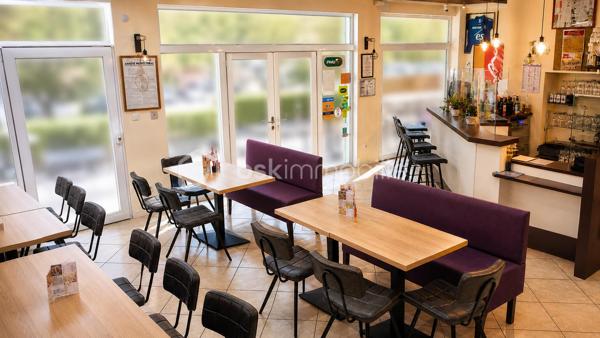 Fonds de commerce Bar – Restaurant – PMU – Française des Jeux à vendre – Marckolsheim

**Emplacement n°1 – Centre-ville – Licence IV – 80 places intérieures – 80 places en terrasse – Piste de pétanque – Jeux de fléchettes**

Situé au cœur du **centre-ville de Marckolsheim**, ce fonds de commerce bénéficie d'un emplacement stratégique offrant une excellente visibilité et une clientèle fidèle depuis de nombreuses années.

Exploité en **bar, restaurant, PMU et Française des Jeux**, cet établissement reconnu jouit d'une excellente réputation locale et d'un fort potentiel de développement.

Développant environ **120 m² de surface commerciale**, complétés par **40 m² de surfaces annexes**, il offre un outil de travail complet, parfaitement entretenu et immédiatement exploitable.

## L'établissement comprend :

* Une salle principale de restauration ;
* Une seconde salle permettant d'augmenter la capacité d'accueil ;
* Un espace bar convivial ;
* Une cuisine professionnelle entièrement équipée ;
* Un espace plonge indépendant ;
* **Une chambre froide** ;
* Des espaces de stockage ;
* Un vestiaire et un local personnel ;
* Des sanitaires pour la clientèle et le personnel.

### Capacité d'accueil

* **Environ 80 places assises à l'intérieur** ;
* **Environ 80 places assises en terrasse**, réparties entre une terrasse couverte et une terrasse extérieure.

## Des espaces de convivialité qui font la différence

L'établissement dispose de nombreux atouts particulièrement appréciés de la clientèle :

* Une **terrasse couverte**, exploitable une grande partie de l'année ;
* Une **terrasse extérieure** idéale durant la belle saison ;
* Une **piste de pétanque**, parfaite pour les animations et les moments conviviaux ;
* Un **espace de jeux de fléchettes**, très apprécié des habitués et propice à l'organisation de tournois.

Ces équipements renforcent l'attractivité de l'établissement et participent à la fidélisation de la clientèle.

## Confort

* **Chauffage par climatisation réversible**, assurant un confort optimal été comme hiver.

## Les points forts

✔ Emplacement premium en centre-ville
✔ **Licence IV incluse dans la cession**
✔ Activités : **Bar – Restaurant – PMU – Française des Jeux**
✔ Environ **120 m²** de surface commerciale et **40 m²** de surfaces annexes
✔ **80 places intérieures**
✔ **80 places en terrasse**
✔ Cuisine professionnelle entièrement équipée
✔ **Chambre froide**
✔ Climatisation réversible (chauffage et rafraîchissement)
✔ Deux terrasses, dont une couverte
✔ Piste de pétanque
✔ Jeux de fléchettes
✔ Matériel d'exploitation en place
✔ Établissement entretenu et immédiatement exploitable
✔ Clientèle fidèle et excellente notoriété locale

## Conditions d'exploitation

* **Loyer : 1 800 € net de TVA par mois**
* Bail commercial en cours
* Reprise immédiate possible

**Possibilité d'acquérir également les murs commerciaux**, selon conditions et prix distincts.

Cette affaire constitue une opportunité rare pour un professionnel souhaitant reprendre un établissement clé en main, bénéficiant d'une excellente visibilité, d'une clientèle fidèle et d'un fort potentiel de développement.

**Dossier complet (chiffre d'affaires et renseignements complémentaires) disponible sur demande.**

📞 **Pour plus d'informations ou organiser une visite, contactez votre conseiller BSK Immobilier, Sylvain SCHRAMM.**

**Les informations sur les risques auxquels ce bien est exposé sont disponibles sur le site Géorisques : [www.georisques.gouv.fr](http://www.georisques.gouv.fr).**