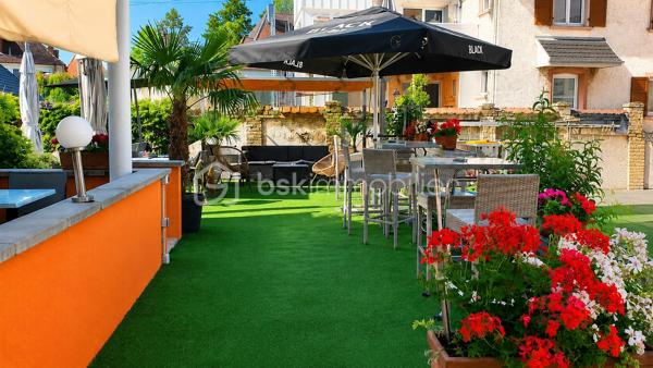 Fonds de commerce Bar – Restaurant – PMU – Française des Jeux à vendre – Marckolsheim

**Emplacement n°1 – Centre-ville – Licence IV – 80 places intérieures – 80 places en terrasse – Piste de pétanque – Jeux de fléchettes**

Situé au cœur du **centre-ville de Marckolsheim**, ce fonds de commerce bénéficie d'un emplacement stratégique offrant une excellente visibilité et une clientèle fidèle depuis de nombreuses années.

Exploité en **bar, restaurant, PMU et Française des Jeux**, cet établissement reconnu jouit d'une excellente réputation locale et d'un fort potentiel de développement.

Développant environ **120 m² de surface commerciale**, complétés par **40 m² de surfaces annexes**, il offre un outil de travail complet, parfaitement entretenu et immédiatement exploitable.

## L'établissement comprend :

* Une salle principale de restauration ;
* Une seconde salle permettant d'augmenter la capacité d'accueil ;
* Un espace bar convivial ;
* Une cuisine professionnelle entièrement équipée ;
* Un espace plonge indépendant ;
* **Une chambre froide** ;
* Des espaces de stockage ;
* Un vestiaire et un local personnel ;
* Des sanitaires pour la clientèle et le personnel.

### Capacité d'accueil

* **Environ 80 places assises à l'intérieur** ;
* **Environ 80 places assises en terrasse**, réparties entre une terrasse couverte et une terrasse extérieure.

## Des espaces de convivialité qui font la différence

L'établissement dispose de nombreux atouts particulièrement appréciés de la clientèle :

* Une **terrasse couverte**, exploitable une grande partie de l'année ;
* Une **terrasse extérieure** idéale durant la belle saison ;
* Une **piste de pétanque**, parfaite pour les animations et les moments conviviaux ;
* Un **espace de jeux de fléchettes**, très apprécié des habitués et propice à l'organisation de tournois.

Ces équipements renforcent l'attractivité de l'établissement et participent à la fidélisation de la clientèle.

## Confort

* **Chauffage par climatisation réversible**, assurant un confort optimal été comme hiver.

## Les points forts

✔ Emplacement premium en centre-ville
✔ **Licence IV incluse dans la cession**
✔ Activités : **Bar – Restaurant – PMU – Française des Jeux**
✔ Environ **120 m²** de surface commerciale et **40 m²** de surfaces annexes
✔ **80 places intérieures**
✔ **80 places en terrasse**
✔ Cuisine professionnelle entièrement équipée
✔ **Chambre froide**
✔ Climatisation réversible (chauffage et rafraîchissement)
✔ Deux terrasses, dont une couverte
✔ Piste de pétanque
✔ Jeux de fléchettes
✔ Matériel d'exploitation en place
✔ Établissement entretenu et immédiatement exploitable
✔ Clientèle fidèle et excellente notoriété locale

## Conditions d'exploitation

* **Loyer : 1 800 € net de TVA par mois**
* Bail commercial en cours
* Reprise immédiate possible

**Possibilité d'acquérir également les murs commerciaux**, selon conditions et prix distincts.

Cette affaire constitue une opportunité rare pour un professionnel souhaitant reprendre un établissement clé en main, bénéficiant d'une excellente visibilité, d'une clientèle fidèle et d'un fort potentiel de développement.

**Dossier complet (chiffre d'affaires et renseignements complémentaires) disponible sur demande.**

📞 **Pour plus d'informations ou organiser une visite, contactez votre conseiller BSK Immobilier, Sylvain SCHRAMM.**

**Les informations sur les risques auxquels ce bien est exposé sont disponibles sur le site Géorisques : [www.georisques.gouv.fr](http://www.georisques.gouv.fr).**