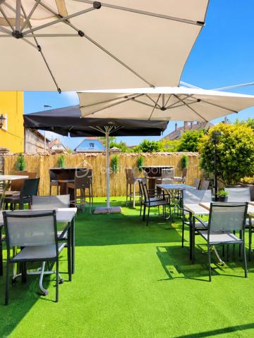 Fonds de commerce Bar – Restaurant – PMU – Française des Jeux à vendre – Marckolsheim

**Emplacement n°1 – Centre-ville – Licence IV – 80 places intérieures – 80 places en terrasse – Piste de pétanque – Jeux de fléchettes**

Situé au cœur du **centre-ville de Marckolsheim**, ce fonds de commerce bénéficie d'un emplacement stratégique offrant une excellente visibilité et une clientèle fidèle depuis de nombreuses années.

Exploité en **bar, restaurant, PMU et Française des Jeux**, cet établissement reconnu jouit d'une excellente réputation locale et d'un fort potentiel de développement.

Développant environ **120 m² de surface commerciale**, complétés par **40 m² de surfaces annexes**, il offre un outil de travail complet, parfaitement entretenu et immédiatement exploitable.

## L'établissement comprend :

* Une salle principale de restauration ;
* Une seconde salle permettant d'augmenter la capacité d'accueil ;
* Un espace bar convivial ;
* Une cuisine professionnelle entièrement équipée ;
* Un espace plonge indépendant ;
* **Une chambre froide** ;
* Des espaces de stockage ;
* Un vestiaire et un local personnel ;
* Des sanitaires pour la clientèle et le personnel.

### Capacité d'accueil

* **Environ 80 places assises à l'intérieur** ;
* **Environ 80 places assises en terrasse**, réparties entre une terrasse couverte et une terrasse extérieure.

## Des espaces de convivialité qui font la différence

L'établissement dispose de nombreux atouts particulièrement appréciés de la clientèle :

* Une **terrasse couverte**, exploitable une grande partie de l'année ;
* Une **terrasse extérieure** idéale durant la belle saison ;
* Une **piste de pétanque**, parfaite pour les animations et les moments conviviaux ;
* Un **espace de jeux de fléchettes**, très apprécié des habitués et propice à l'organisation de tournois.

Ces équipements renforcent l'attractivité de l'établissement et participent à la fidélisation de la clientèle.

## Confort

* **Chauffage par climatisation réversible**, assurant un confort optimal été comme hiver.

## Les points forts

✔ Emplacement premium en centre-ville
✔ **Licence IV incluse dans la cession**
✔ Activités : **Bar – Restaurant – PMU – Française des Jeux**
✔ Environ **120 m²** de surface commerciale et **40 m²** de surfaces annexes
✔ **80 places intérieures**
✔ **80 places en terrasse**
✔ Cuisine professionnelle entièrement équipée
✔ **Chambre froide**
✔ Climatisation réversible (chauffage et rafraîchissement)
✔ Deux terrasses, dont une couverte
✔ Piste de pétanque
✔ Jeux de fléchettes
✔ Matériel d'exploitation en place
✔ Établissement entretenu et immédiatement exploitable
✔ Clientèle fidèle et excellente notoriété locale

## Conditions d'exploitation

* **Loyer : 1 800 € net de TVA par mois**
* Bail commercial en cours
* Reprise immédiate possible

**Possibilité d'acquérir également les murs commerciaux**, selon conditions et prix distincts.

Cette affaire constitue une opportunité rare pour un professionnel souhaitant reprendre un établissement clé en main, bénéficiant d'une excellente visibilité, d'une clientèle fidèle et d'un fort potentiel de développement.

**Dossier complet (chiffre d'affaires et renseignements complémentaires) disponible sur demande.**

📞 **Pour plus d'informations ou organiser une visite, contactez votre conseiller BSK Immobilier, Sylvain SCHRAMM.**

**Les informations sur les risques auxquels ce bien est exposé sont disponibles sur le site Géorisques : [www.georisques.gouv.fr](http://www.georisques.gouv.fr).**