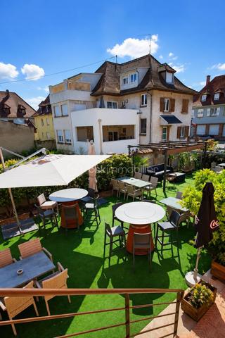 Fonds de commerce Bar – Restaurant – PMU – Française des Jeux à vendre – Marckolsheim

**Emplacement n°1 – Centre-ville – Licence IV – 80 places intérieures – 80 places en terrasse – Piste de pétanque – Jeux de fléchettes**

Situé au cœur du **centre-ville de Marckolsheim**, ce fonds de commerce bénéficie d'un emplacement stratégique offrant une excellente visibilité et une clientèle fidèle depuis de nombreuses années.

Exploité en **bar, restaurant, PMU et Française des Jeux**, cet établissement reconnu jouit d'une excellente réputation locale et d'un fort potentiel de développement.

Développant environ **120 m² de surface commerciale**, complétés par **40 m² de surfaces annexes**, il offre un outil de travail complet, parfaitement entretenu et immédiatement exploitable.

## L'établissement comprend :

* Une salle principale de restauration ;
* Une seconde salle permettant d'augmenter la capacité d'accueil ;
* Un espace bar convivial ;
* Une cuisine professionnelle entièrement équipée ;
* Un espace plonge indépendant ;
* **Une chambre froide** ;
* Des espaces de stockage ;
* Un vestiaire et un local personnel ;
* Des sanitaires pour la clientèle et le personnel.

### Capacité d'accueil

* **Environ 80 places assises à l'intérieur** ;
* **Environ 80 places assises en terrasse**, réparties entre une terrasse couverte et une terrasse extérieure.

## Des espaces de convivialité qui font la différence

L'établissement dispose de nombreux atouts particulièrement appréciés de la clientèle :

* Une **terrasse couverte**, exploitable une grande partie de l'année ;
* Une **terrasse extérieure** idéale durant la belle saison ;
* Une **piste de pétanque**, parfaite pour les animations et les moments conviviaux ;
* Un **espace de jeux de fléchettes**, très apprécié des habitués et propice à l'organisation de tournois.

Ces équipements renforcent l'attractivité de l'établissement et participent à la fidélisation de la clientèle.

## Confort

* **Chauffage par climatisation réversible**, assurant un confort optimal été comme hiver.

## Les points forts

✔ Emplacement premium en centre-ville
✔ **Licence IV incluse dans la cession**
✔ Activités : **Bar – Restaurant – PMU – Française des Jeux**
✔ Environ **120 m²** de surface commerciale et **40 m²** de surfaces annexes
✔ **80 places intérieures**
✔ **80 places en terrasse**
✔ Cuisine professionnelle entièrement équipée
✔ **Chambre froide**
✔ Climatisation réversible (chauffage et rafraîchissement)
✔ Deux terrasses, dont une couverte
✔ Piste de pétanque
✔ Jeux de fléchettes
✔ Matériel d'exploitation en place
✔ Établissement entretenu et immédiatement exploitable
✔ Clientèle fidèle et excellente notoriété locale

## Conditions d'exploitation

* **Loyer : 1 800 € net de TVA par mois**
* Bail commercial en cours
* Reprise immédiate possible

**Possibilité d'acquérir également les murs commerciaux**, selon conditions et prix distincts.

Cette affaire constitue une opportunité rare pour un professionnel souhaitant reprendre un établissement clé en main, bénéficiant d'une excellente visibilité, d'une clientèle fidèle et d'un fort potentiel de développement.

**Dossier complet (chiffre d'affaires et renseignements complémentaires) disponible sur demande.**

📞 **Pour plus d'informations ou organiser une visite, contactez votre conseiller BSK Immobilier, Sylvain SCHRAMM.**

**Les informations sur les risques auxquels ce bien est exposé sont disponibles sur le site Géorisques : [www.georisques.gouv.fr](http://www.georisques.gouv.fr).**