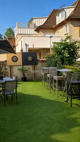 Fonds de commerce Bar – Restaurant – PMU – Française des Jeux à vendre – Marckolsheim

**Emplacement n°1 – Centre-ville – Licence IV – 80 places intérieures – 80 places en terrasse – Piste de pétanque – Jeux de fléchettes**

Situé au cœur du **centre-ville de Marckolsheim**, ce fonds de commerce bénéficie d'un emplacement stratégique offrant une excellente visibilité et une clientèle fidèle depuis de nombreuses années.

Exploité en **bar, restaurant, PMU et Française des Jeux**, cet établissement reconnu jouit d'une excellente réputation locale et d'un fort potentiel de développement.

Développant environ **120 m² de surface commerciale**, complétés par **40 m² de surfaces annexes**, il offre un outil de travail complet, parfaitement entretenu et immédiatement exploitable.

## L'établissement comprend :

* Une salle principale de restauration ;
* Une seconde salle permettant d'augmenter la capacité d'accueil ;
* Un espace bar convivial ;
* Une cuisine professionnelle entièrement équipée ;
* Un espace plonge indépendant ;
* **Une chambre froide** ;
* Des espaces de stockage ;
* Un vestiaire et un local personnel ;
* Des sanitaires pour la clientèle et le personnel.

### Capacité d'accueil

* **Environ 80 places assises à l'intérieur** ;
* **Environ 80 places assises en terrasse**, réparties entre une terrasse couverte et une terrasse extérieure.

## Des espaces de convivialité qui font la différence

L'établissement dispose de nombreux atouts particulièrement appréciés de la clientèle :

* Une **terrasse couverte**, exploitable une grande partie de l'année ;
* Une **terrasse extérieure** idéale durant la belle saison ;
* Une **piste de pétanque**, parfaite pour les animations et les moments conviviaux ;
* Un **espace de jeux de fléchettes**, très apprécié des habitués et propice à l'organisation de tournois.

Ces équipements renforcent l'attractivité de l'établissement et participent à la fidélisation de la clientèle.

## Confort

* **Chauffage par climatisation réversible**, assurant un confort optimal été comme hiver.

## Les points forts

✔ Emplacement premium en centre-ville
✔ **Licence IV incluse dans la cession**
✔ Activités : **Bar – Restaurant – PMU – Française des Jeux**
✔ Environ **120 m²** de surface commerciale et **40 m²** de surfaces annexes
✔ **80 places intérieures**
✔ **80 places en terrasse**
✔ Cuisine professionnelle entièrement équipée
✔ **Chambre froide**
✔ Climatisation réversible (chauffage et rafraîchissement)
✔ Deux terrasses, dont une couverte
✔ Piste de pétanque
✔ Jeux de fléchettes
✔ Matériel d'exploitation en place
✔ Établissement entretenu et immédiatement exploitable
✔ Clientèle fidèle et excellente notoriété locale

## Conditions d'exploitation

* **Loyer : 1 800 € net de TVA par mois**
* Bail commercial en cours
* Reprise immédiate possible

**Possibilité d'acquérir également les murs commerciaux**, selon conditions et prix distincts.

Cette affaire constitue une opportunité rare pour un professionnel souhaitant reprendre un établissement clé en main, bénéficiant d'une excellente visibilité, d'une clientèle fidèle et d'un fort potentiel de développement.

**Dossier complet (chiffre d'affaires et renseignements complémentaires) disponible sur demande.**

📞 **Pour plus d'informations ou organiser une visite, contactez votre conseiller BSK Immobilier, Sylvain SCHRAMM.**

**Les informations sur les risques auxquels ce bien est exposé sont disponibles sur le site Géorisques : [www.georisques.gouv.fr](http://www.georisques.gouv.fr).**