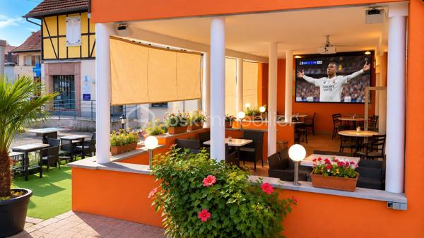 Fonds de commerce Bar – Restaurant – PMU – Française des Jeux à vendre – Marckolsheim

**Emplacement n°1 – Centre-ville – Licence IV – 80 places intérieures – 80 places en terrasse – Piste de pétanque – Jeux de fléchettes**

Situé au cœur du **centre-ville de Marckolsheim**, ce fonds de commerce bénéficie d'un emplacement stratégique offrant une excellente visibilité et une clientèle fidèle depuis de nombreuses années.

Exploité en **bar, restaurant, PMU et Française des Jeux**, cet établissement reconnu jouit d'une excellente réputation locale et d'un fort potentiel de développement.

Développant environ **120 m² de surface commerciale**, complétés par **40 m² de surfaces annexes**, il offre un outil de travail complet, parfaitement entretenu et immédiatement exploitable.

## L'établissement comprend :

* Une salle principale de restauration ;
* Une seconde salle permettant d'augmenter la capacité d'accueil ;
* Un espace bar convivial ;
* Une cuisine professionnelle entièrement équipée ;
* Un espace plonge indépendant ;
* **Une chambre froide** ;
* Des espaces de stockage ;
* Un vestiaire et un local personnel ;
* Des sanitaires pour la clientèle et le personnel.

### Capacité d'accueil

* **Environ 80 places assises à l'intérieur** ;
* **Environ 80 places assises en terrasse**, réparties entre une terrasse couverte et une terrasse extérieure.

## Des espaces de convivialité qui font la différence

L'établissement dispose de nombreux atouts particulièrement appréciés de la clientèle :

* Une **terrasse couverte**, exploitable une grande partie de l'année ;
* Une **terrasse extérieure** idéale durant la belle saison ;
* Une **piste de pétanque**, parfaite pour les animations et les moments conviviaux ;
* Un **espace de jeux de fléchettes**, très apprécié des habitués et propice à l'organisation de tournois.

Ces équipements renforcent l'attractivité de l'établissement et participent à la fidélisation de la clientèle.

## Confort

* **Chauffage par climatisation réversible**, assurant un confort optimal été comme hiver.

## Les points forts

✔ Emplacement premium en centre-ville
✔ **Licence IV incluse dans la cession**
✔ Activités : **Bar – Restaurant – PMU – Française des Jeux**
✔ Environ **120 m²** de surface commerciale et **40 m²** de surfaces annexes
✔ **80 places intérieures**
✔ **80 places en terrasse**
✔ Cuisine professionnelle entièrement équipée
✔ **Chambre froide**
✔ Climatisation réversible (chauffage et rafraîchissement)
✔ Deux terrasses, dont une couverte
✔ Piste de pétanque
✔ Jeux de fléchettes
✔ Matériel d'exploitation en place
✔ Établissement entretenu et immédiatement exploitable
✔ Clientèle fidèle et excellente notoriété locale

## Conditions d'exploitation

* **Loyer : 1 800 € net de TVA par mois**
* Bail commercial en cours
* Reprise immédiate possible

**Possibilité d'acquérir également les murs commerciaux**, selon conditions et prix distincts.

Cette affaire constitue une opportunité rare pour un professionnel souhaitant reprendre un établissement clé en main, bénéficiant d'une excellente visibilité, d'une clientèle fidèle et d'un fort potentiel de développement.

**Dossier complet (chiffre d'affaires et renseignements complémentaires) disponible sur demande.**

📞 **Pour plus d'informations ou organiser une visite, contactez votre conseiller BSK Immobilier, Sylvain SCHRAMM.**

**Les informations sur les risques auxquels ce bien est exposé sont disponibles sur le site Géorisques : [www.georisques.gouv.fr](http://www.georisques.gouv.fr).**