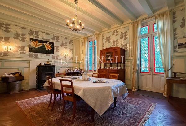Élégante maison de maître du XIXe et ses dépendances en coeur de ville