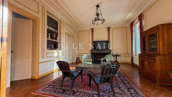 Élégante maison de maître du XIXe et ses dépendances en coeur de ville