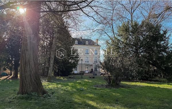Élégante maison de maître du XIXe et ses dépendances en coeur de ville