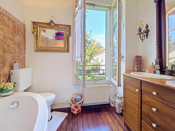 MAISON ANCIENNE AVEC JARDIN GARAGE ET CAVE