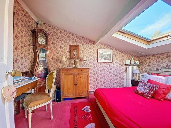 MAISON ANCIENNE AVEC JARDIN GARAGE ET CAVE