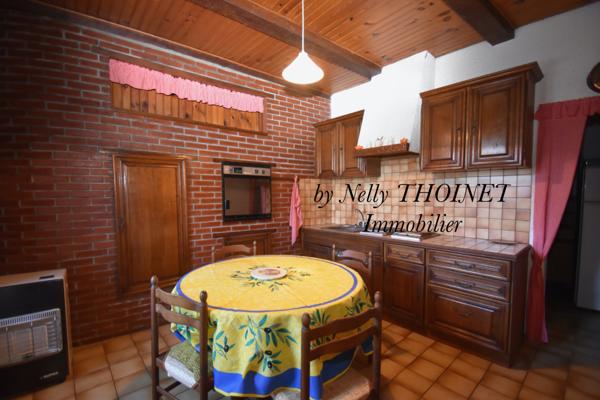 Besse-et-Saint-Anastaise (63610) Dépt 63. EGLISENEUVE D'ENTRAIGUES, MAISON EN PIERRE de village, 5 pièces