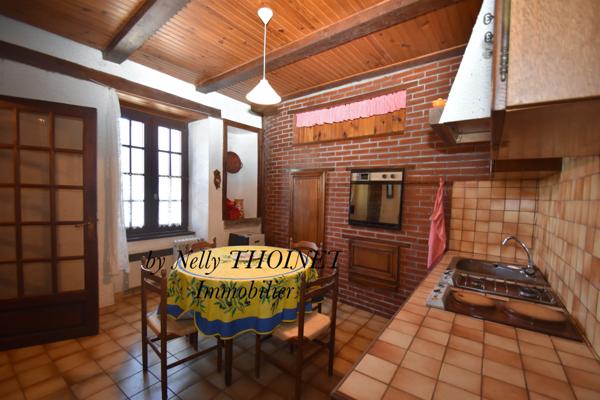 Besse-et-Saint-Anastaise (63610) Dépt 63. EGLISENEUVE D'ENTRAIGUES, MAISON EN PIERRE de village, 5 pièces