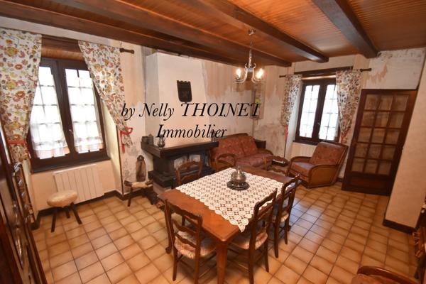 Besse-et-Saint-Anastaise (63610) Dépt 63. EGLISENEUVE D'ENTRAIGUES, MAISON EN PIERRE de village, 5 pièces