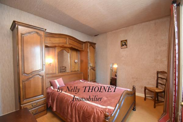 Besse-et-Saint-Anastaise (63610) Dépt 63. EGLISENEUVE D'ENTRAIGUES, MAISON EN PIERRE de village, 5 pièces