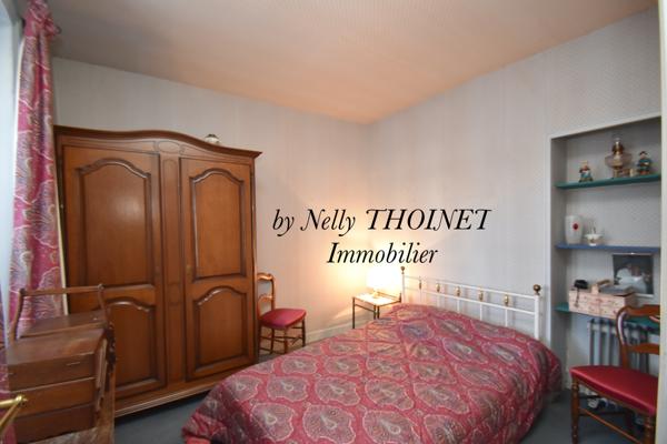 Besse-et-Saint-Anastaise (63610) Dépt 63. EGLISENEUVE D'ENTRAIGUES, MAISON EN PIERRE de village, 5 pièces