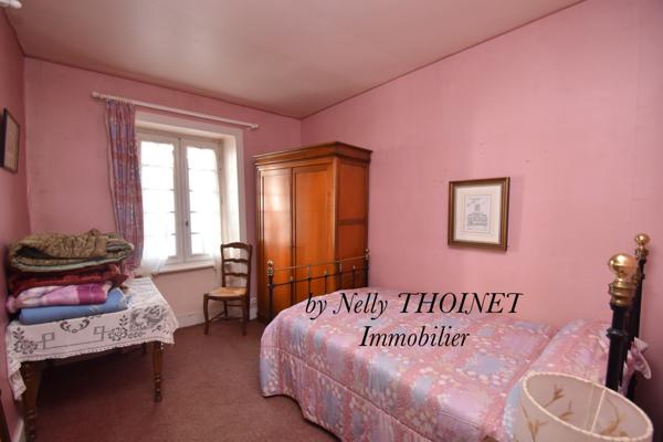 Besse-et-Saint-Anastaise (63610) Dépt 63. EGLISENEUVE D'ENTRAIGUES, MAISON EN PIERRE de village, 5 pièces