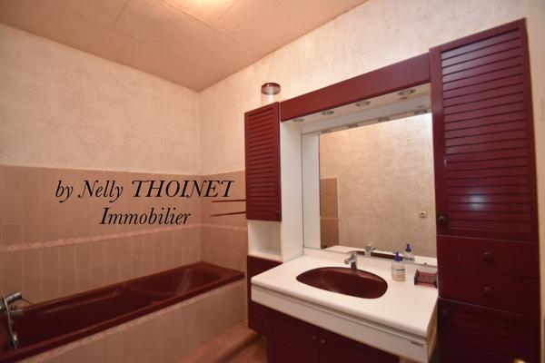 Besse-et-Saint-Anastaise (63610) Dépt 63. EGLISENEUVE D'ENTRAIGUES, MAISON EN PIERRE de village, 5 pièces