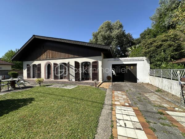 Découvrez cette maison à vendre, nichée dans un quartier résidentiel paisible. Construit en 1958, ce bien  propose une vie confortable à proximité des commodités urbaines.
Cette maison de plain pied, d'une superficie habitable de 80 m², offre 3 pièces spacieuses , une pièce de vie avec cheminée ainsi que deux chambres  . Un grand garage de 46 m2 et une terrasse pour agrémenter vos moments de détente pour une tranquillité assurée. 
Vous pouvez la rénover à votre image.
À seulement quelques mètres des  transports en commun, ce bien permet un accès aisé aux dynamiques nécessités de la vie quotidienne telles que commerces et écoles. Idéal pour ceux qui recherchent calme et proximité dans la même adresse.
Pour plus de détails ou organiser une visite, contactez Jean-Luc Bonnard. Vous entrez chez vous dès maintenant!
