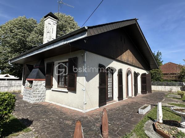 Découvrez cette maison à vendre, nichée dans un quartier résidentiel paisible. Construit en 1958, ce bien  propose une vie confortable à proximité des commodités urbaines.
Cette maison de plain pied, d'une superficie habitable de 80 m², offre 3 pièces spacieuses , une pièce de vie avec cheminée ainsi que deux chambres  . Un grand garage de 46 m2 et une terrasse pour agrémenter vos moments de détente pour une tranquillité assurée. 
Vous pouvez la rénover à votre image.
À seulement quelques mètres des  transports en commun, ce bien permet un accès aisé aux dynamiques nécessités de la vie quotidienne telles que commerces et écoles. Idéal pour ceux qui recherchent calme et proximité dans la même adresse.
Pour plus de détails ou organiser une visite, contactez Jean-Luc Bonnard. Vous entrez chez vous dès maintenant!