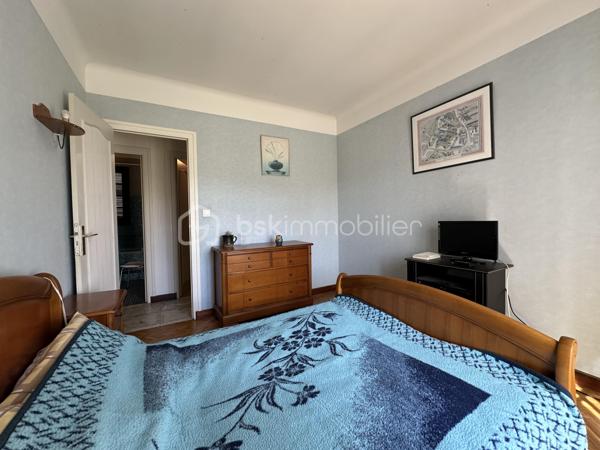 Découvrez cette maison à vendre, nichée dans un quartier résidentiel paisible. Construit en 1958, ce bien  propose une vie confortable à proximité des commodités urbaines.
Cette maison de plain pied, d'une superficie habitable de 80 m², offre 3 pièces spacieuses , une pièce de vie avec cheminée ainsi que deux chambres  . Un grand garage de 46 m2 et une terrasse pour agrémenter vos moments de détente pour une tranquillité assurée. 
Vous pouvez la rénover à votre image.
À seulement quelques mètres des  transports en commun, ce bien permet un accès aisé aux dynamiques nécessités de la vie quotidienne telles que commerces et écoles. Idéal pour ceux qui recherchent calme et proximité dans la même adresse.
Pour plus de détails ou organiser une visite, contactez Jean-Luc Bonnard. Vous entrez chez vous dès maintenant!