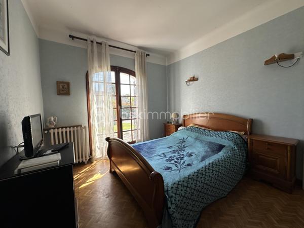 Découvrez cette maison à vendre, nichée dans un quartier résidentiel paisible. Construit en 1958, ce bien  propose une vie confortable à proximité des commodités urbaines.
Cette maison de plain pied, d'une superficie habitable de 80 m², offre 3 pièces spacieuses , une pièce de vie avec cheminée ainsi que deux chambres  . Un grand garage de 46 m2 et une terrasse pour agrémenter vos moments de détente pour une tranquillité assurée. 
Vous pouvez la rénover à votre image.
À seulement quelques mètres des  transports en commun, ce bien permet un accès aisé aux dynamiques nécessités de la vie quotidienne telles que commerces et écoles. Idéal pour ceux qui recherchent calme et proximité dans la même adresse.
Pour plus de détails ou organiser une visite, contactez Jean-Luc Bonnard. Vous entrez chez vous dès maintenant!