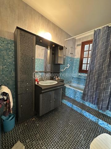 Découvrez cette maison à vendre, nichée dans un quartier résidentiel paisible. Construit en 1958, ce bien  propose une vie confortable à proximité des commodités urbaines.
Cette maison de plain pied, d'une superficie habitable de 80 m², offre 3 pièces spacieuses , une pièce de vie avec cheminée ainsi que deux chambres  . Un grand garage de 46 m2 et une terrasse pour agrémenter vos moments de détente pour une tranquillité assurée. 
Vous pouvez la rénover à votre image.
À seulement quelques mètres des  transports en commun, ce bien permet un accès aisé aux dynamiques nécessités de la vie quotidienne telles que commerces et écoles. Idéal pour ceux qui recherchent calme et proximité dans la même adresse.
Pour plus de détails ou organiser une visite, contactez Jean-Luc Bonnard. Vous entrez chez vous dès maintenant!