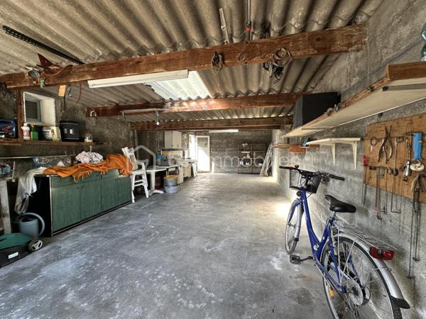 Découvrez cette maison à vendre, nichée dans un quartier résidentiel paisible. Construit en 1958, ce bien  propose une vie confortable à proximité des commodités urbaines.
Cette maison de plain pied, d'une superficie habitable de 80 m², offre 3 pièces spacieuses , une pièce de vie avec cheminée ainsi que deux chambres  . Un grand garage de 46 m2 et une terrasse pour agrémenter vos moments de détente pour une tranquillité assurée. 
Vous pouvez la rénover à votre image.
À seulement quelques mètres des  transports en commun, ce bien permet un accès aisé aux dynamiques nécessités de la vie quotidienne telles que commerces et écoles. Idéal pour ceux qui recherchent calme et proximité dans la même adresse.
Pour plus de détails ou organiser une visite, contactez Jean-Luc Bonnard. Vous entrez chez vous dès maintenant!