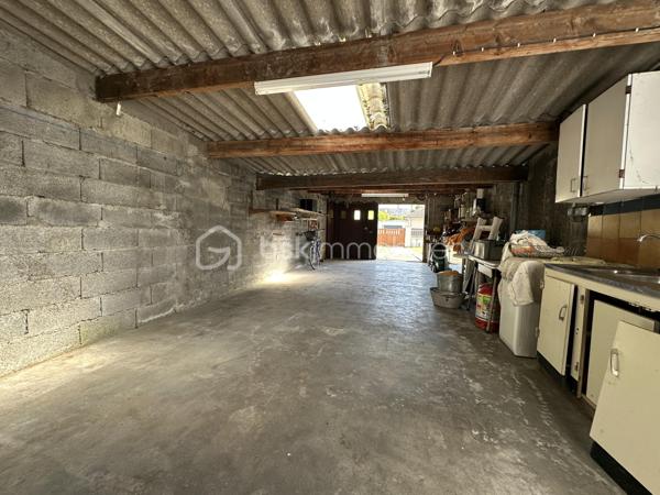 Découvrez cette maison à vendre, nichée dans un quartier résidentiel paisible. Construit en 1958, ce bien  propose une vie confortable à proximité des commodités urbaines.
Cette maison de plain pied, d'une superficie habitable de 80 m², offre 3 pièces spacieuses , une pièce de vie avec cheminée ainsi que deux chambres  . Un grand garage de 46 m2 et une terrasse pour agrémenter vos moments de détente pour une tranquillité assurée. 
Vous pouvez la rénover à votre image.
À seulement quelques mètres des  transports en commun, ce bien permet un accès aisé aux dynamiques nécessités de la vie quotidienne telles que commerces et écoles. Idéal pour ceux qui recherchent calme et proximité dans la même adresse.
Pour plus de détails ou organiser une visite, contactez Jean-Luc Bonnard. Vous entrez chez vous dès maintenant!