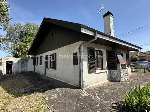 Découvrez cette maison à vendre, nichée dans un quartier résidentiel paisible. Construit en 1958, ce bien  propose une vie confortable à proximité des commodités urbaines.
Cette maison de plain pied, d'une superficie habitable de 80 m², offre 3 pièces spacieuses , une pièce de vie avec cheminée ainsi que deux chambres  . Un grand garage de 46 m2 et une terrasse pour agrémenter vos moments de détente pour une tranquillité assurée. 
Vous pouvez la rénover à votre image.
À seulement quelques mètres des  transports en commun, ce bien permet un accès aisé aux dynamiques nécessités de la vie quotidienne telles que commerces et écoles. Idéal pour ceux qui recherchent calme et proximité dans la même adresse.
Pour plus de détails ou organiser une visite, contactez Jean-Luc Bonnard. Vous entrez chez vous dès maintenant!