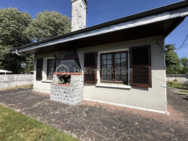 Découvrez cette maison à vendre, nichée dans un quartier résidentiel paisible. Construit en 1958, ce bien  propose une vie confortable à proximité des commodités urbaines.
Cette maison de plain pied, d'une superficie habitable de 80 m², offre 3 pièces spacieuses , une pièce de vie avec cheminée ainsi que deux chambres  . Un grand garage de 46 m2 et une terrasse pour agrémenter vos moments de détente pour une tranquillité assurée. 
Vous pouvez la rénover à votre image.
À seulement quelques mètres des  transports en commun, ce bien permet un accès aisé aux dynamiques nécessités de la vie quotidienne telles que commerces et écoles. Idéal pour ceux qui recherchent calme et proximité dans la même adresse.
Pour plus de détails ou organiser une visite, contactez Jean-Luc Bonnard. Vous entrez chez vous dès maintenant!