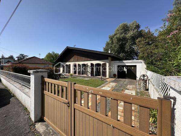 Découvrez cette maison à vendre, nichée dans un quartier résidentiel paisible. Construit en 1958, ce bien  propose une vie confortable à proximité des commodités urbaines.
Cette maison de plain pied, d'une superficie habitable de 80 m², offre 3 pièces spacieuses , une pièce de vie avec cheminée ainsi que deux chambres  . Un grand garage de 46 m2 et une terrasse pour agrémenter vos moments de détente pour une tranquillité assurée. 
Vous pouvez la rénover à votre image.
À seulement quelques mètres des  transports en commun, ce bien permet un accès aisé aux dynamiques nécessités de la vie quotidienne telles que commerces et écoles. Idéal pour ceux qui recherchent calme et proximité dans la même adresse.
Pour plus de détails ou organiser une visite, contactez Jean-Luc Bonnard. Vous entrez chez vous dès maintenant!