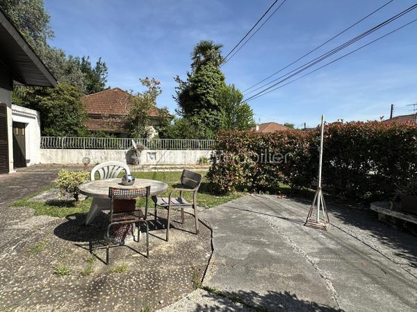 Découvrez cette maison à vendre, nichée dans un quartier résidentiel paisible. Construit en 1958, ce bien  propose une vie confortable à proximité des commodités urbaines.
Cette maison de plain pied, d'une superficie habitable de 80 m², offre 3 pièces spacieuses , une pièce de vie avec cheminée ainsi que deux chambres  . Un grand garage de 46 m2 et une terrasse pour agrémenter vos moments de détente pour une tranquillité assurée. 
Vous pouvez la rénover à votre image.
À seulement quelques mètres des  transports en commun, ce bien permet un accès aisé aux dynamiques nécessités de la vie quotidienne telles que commerces et écoles. Idéal pour ceux qui recherchent calme et proximité dans la même adresse.
Pour plus de détails ou organiser une visite, contactez Jean-Luc Bonnard. Vous entrez chez vous dès maintenant!