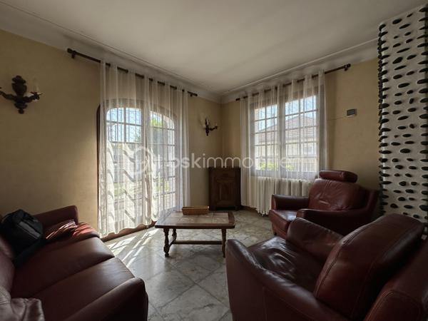 Découvrez cette maison à vendre, nichée dans un quartier résidentiel paisible. Construit en 1958, ce bien  propose une vie confortable à proximité des commodités urbaines.
Cette maison de plain pied, d'une superficie habitable de 80 m², offre 3 pièces spacieuses , une pièce de vie avec cheminée ainsi que deux chambres  . Un grand garage de 46 m2 et une terrasse pour agrémenter vos moments de détente pour une tranquillité assurée. 
Vous pouvez la rénover à votre image.
À seulement quelques mètres des  transports en commun, ce bien permet un accès aisé aux dynamiques nécessités de la vie quotidienne telles que commerces et écoles. Idéal pour ceux qui recherchent calme et proximité dans la même adresse.
Pour plus de détails ou organiser une visite, contactez Jean-Luc Bonnard. Vous entrez chez vous dès maintenant!