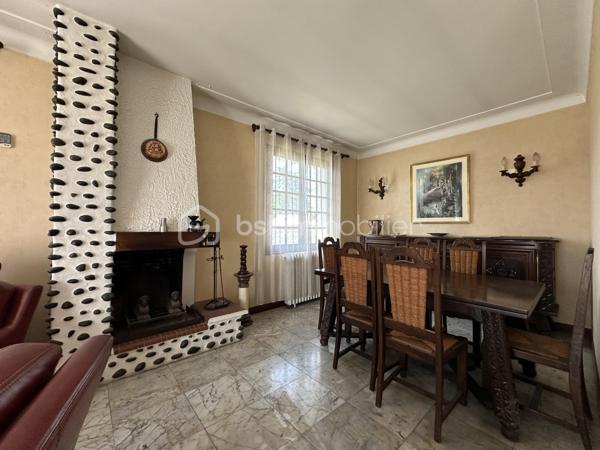Découvrez cette maison à vendre, nichée dans un quartier résidentiel paisible. Construit en 1958, ce bien  propose une vie confortable à proximité des commodités urbaines.
Cette maison de plain pied, d'une superficie habitable de 80 m², offre 3 pièces spacieuses , une pièce de vie avec cheminée ainsi que deux chambres  . Un grand garage de 46 m2 et une terrasse pour agrémenter vos moments de détente pour une tranquillité assurée. 
Vous pouvez la rénover à votre image.
À seulement quelques mètres des  transports en commun, ce bien permet un accès aisé aux dynamiques nécessités de la vie quotidienne telles que commerces et écoles. Idéal pour ceux qui recherchent calme et proximité dans la même adresse.
Pour plus de détails ou organiser une visite, contactez Jean-Luc Bonnard. Vous entrez chez vous dès maintenant!