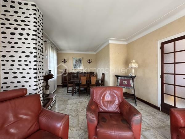 Découvrez cette maison à vendre, nichée dans un quartier résidentiel paisible. Construit en 1958, ce bien  propose une vie confortable à proximité des commodités urbaines.
Cette maison de plain pied, d'une superficie habitable de 80 m², offre 3 pièces spacieuses , une pièce de vie avec cheminée ainsi que deux chambres  . Un grand garage de 46 m2 et une terrasse pour agrémenter vos moments de détente pour une tranquillité assurée. 
Vous pouvez la rénover à votre image.
À seulement quelques mètres des  transports en commun, ce bien permet un accès aisé aux dynamiques nécessités de la vie quotidienne telles que commerces et écoles. Idéal pour ceux qui recherchent calme et proximité dans la même adresse.
Pour plus de détails ou organiser une visite, contactez Jean-Luc Bonnard. Vous entrez chez vous dès maintenant!