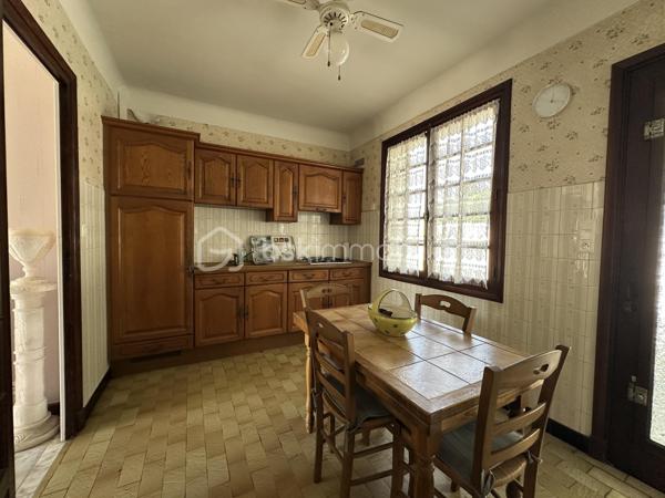 Découvrez cette maison à vendre, nichée dans un quartier résidentiel paisible. Construit en 1958, ce bien  propose une vie confortable à proximité des commodités urbaines.
Cette maison de plain pied, d'une superficie habitable de 80 m², offre 3 pièces spacieuses , une pièce de vie avec cheminée ainsi que deux chambres  . Un grand garage de 46 m2 et une terrasse pour agrémenter vos moments de détente pour une tranquillité assurée. 
Vous pouvez la rénover à votre image.
À seulement quelques mètres des  transports en commun, ce bien permet un accès aisé aux dynamiques nécessités de la vie quotidienne telles que commerces et écoles. Idéal pour ceux qui recherchent calme et proximité dans la même adresse.
Pour plus de détails ou organiser une visite, contactez Jean-Luc Bonnard. Vous entrez chez vous dès maintenant!