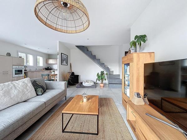 Maison moderne avec jardin et garage