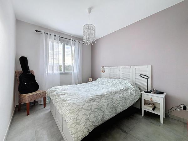 Maison moderne avec jardin et garage