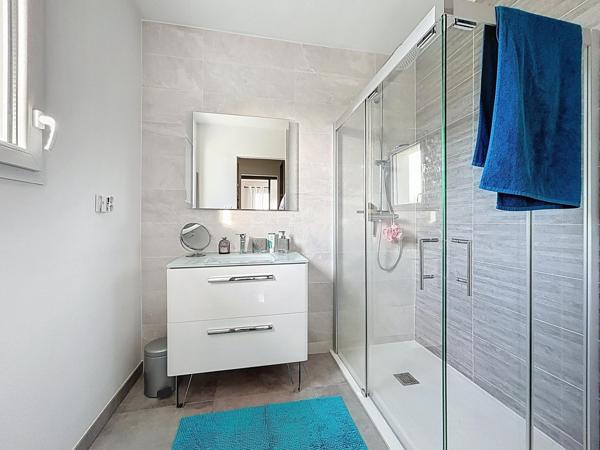 Maison moderne avec jardin et garage