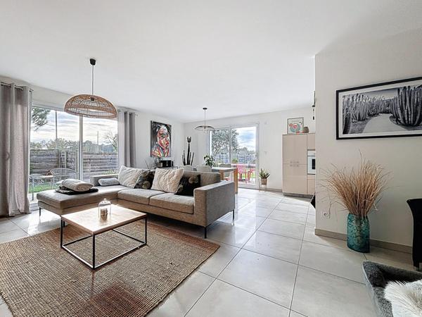 Maison moderne avec jardin et garage