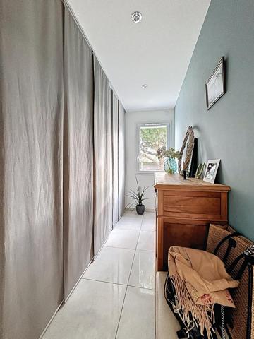 Maison moderne avec jardin et garage