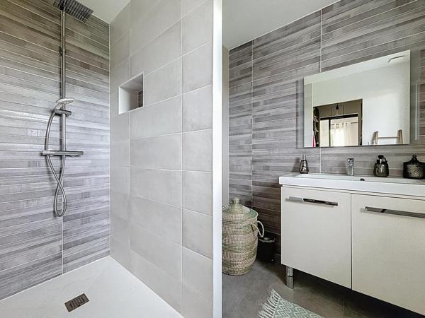 Maison moderne avec jardin et garage