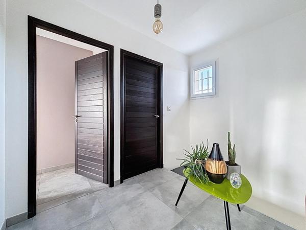 Maison moderne avec jardin et garage