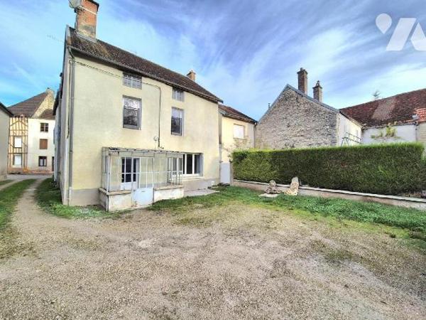 Au centre village d'Essoyes, à proximité des commerces et des commodités à pied, venez découvri...