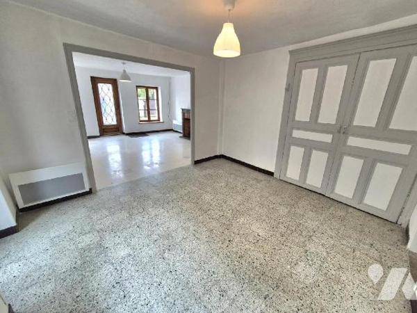 Au centre village d'Essoyes, à proximité des commerces et des commodités à pied, venez découvri...