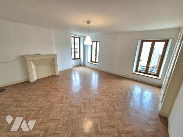 Au centre village d'Essoyes, à proximité des commerces et des commodités à pied, venez découvri...