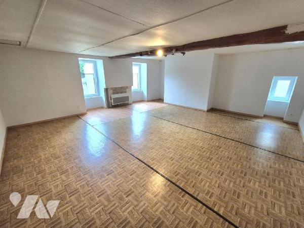 Au centre village d'Essoyes, à proximité des commerces et des commodités à pied, venez découvri...