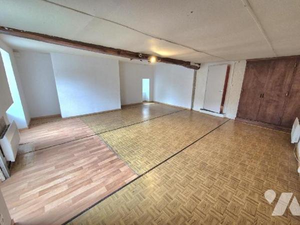 Au centre village d'Essoyes, à proximité des commerces et des commodités à pied, venez découvri...