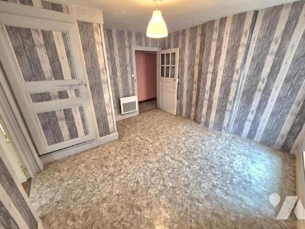 Au centre village d'Essoyes, à proximité des commerces et des commodités à pied, venez découvri...