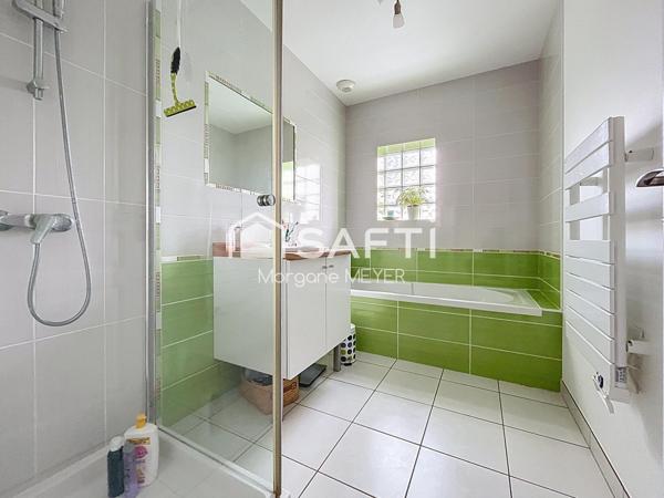 Maison de plain-pied quatre chambres avec jardin