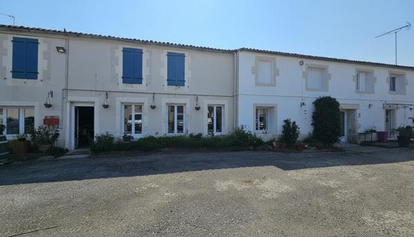 ensemble immobilier de plus de 400m² avec parking